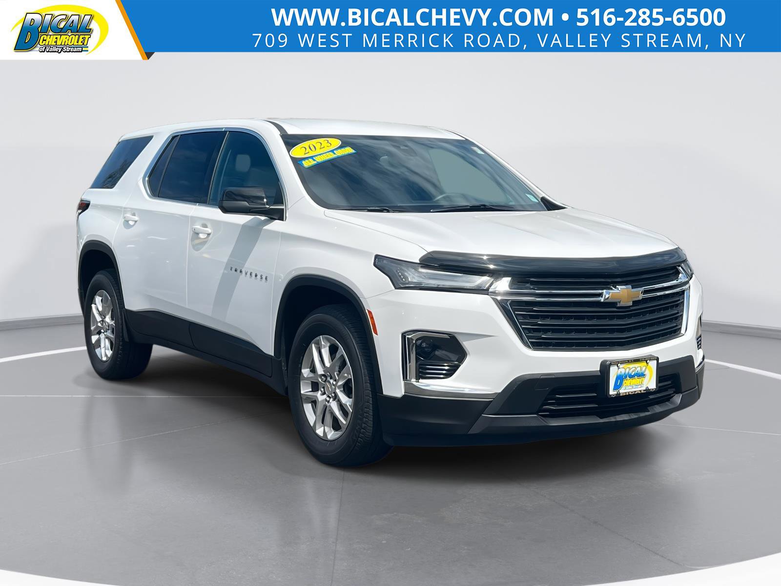 Used 2023 Chevrolet Traverse LS image 1