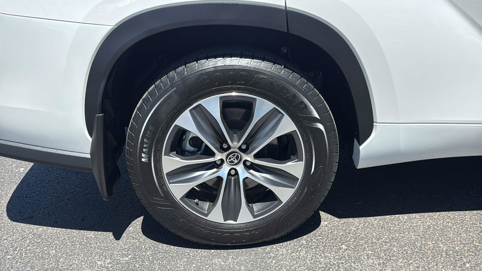 Used 2024 Toyota Highlander XLE AWD/4WD image 10