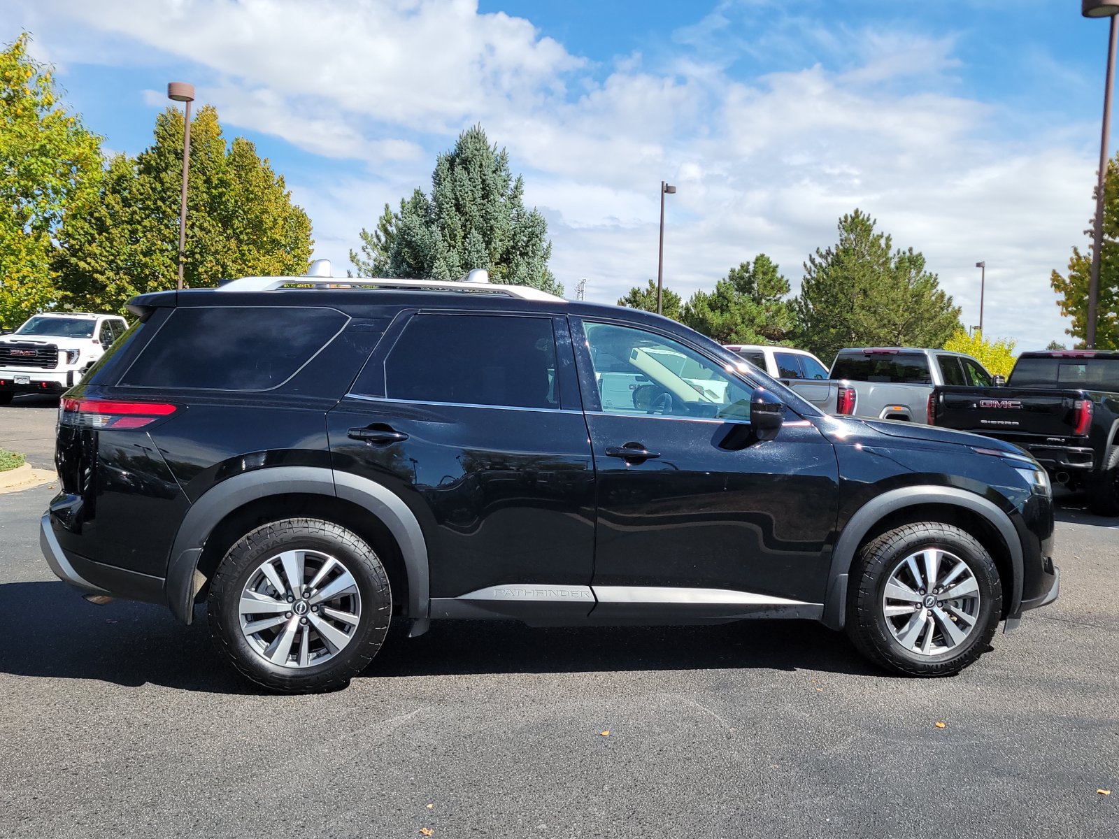 Used 2023 Nissan Pathfinder SL AWD/4WD image 2