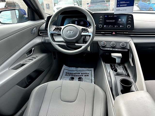 Certified 2025 Hyundai Elantra SE w/ Cargo Package FWD image 22
