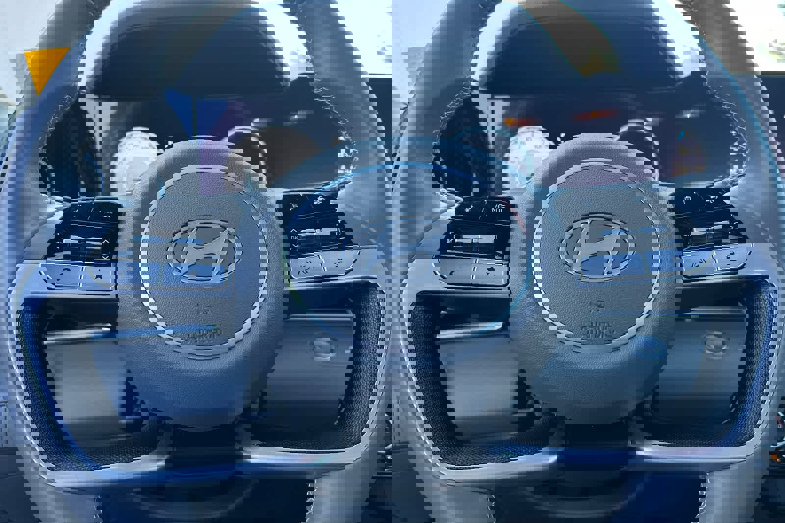 Used 2025 Hyundai Elantra SEL image 25