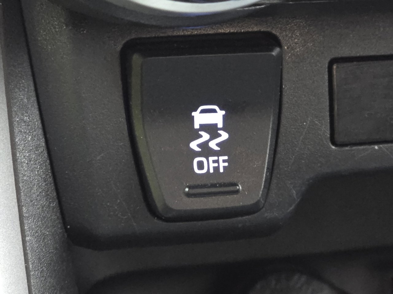 Used 2020 Toyota RAV4 LE image 8