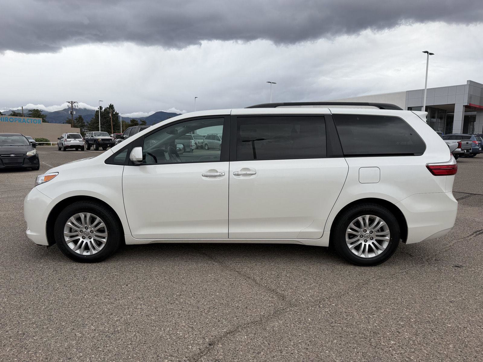 Used 2017 Toyota Sienna XLE w/ XLE Navigation Package FWD image 2