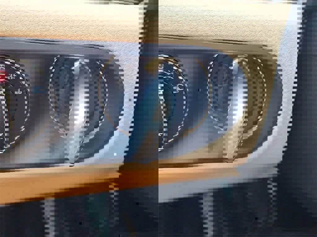 Certified 2025 Porsche Macan image 28