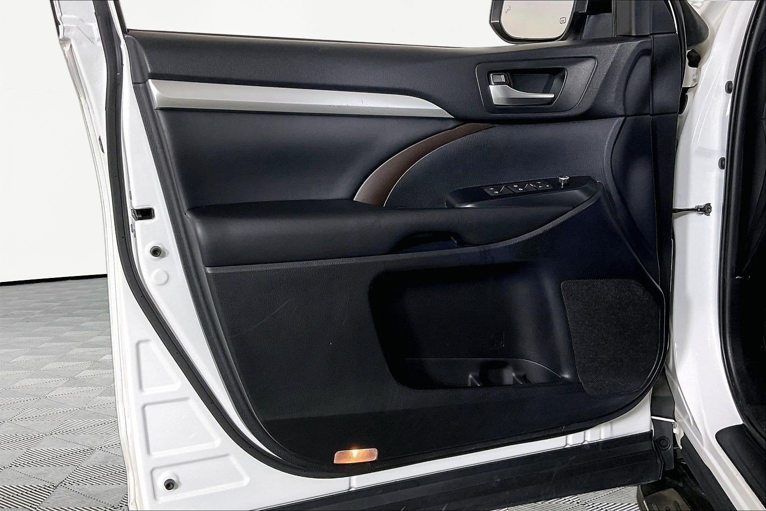 Used 2019 Toyota Highlander XLE AWD/4WD image 21
