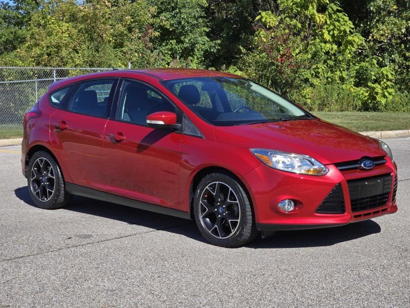Used 2012 Ford Focus SE w/ SE Sport Pkg image 2