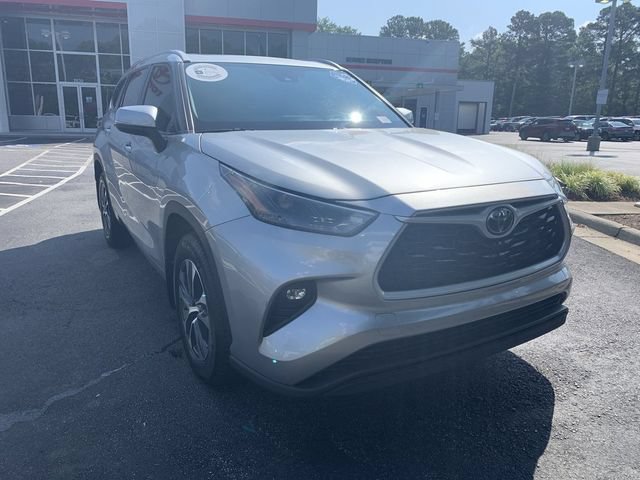 Used 2023 Toyota Highlander XLE FWD image 2