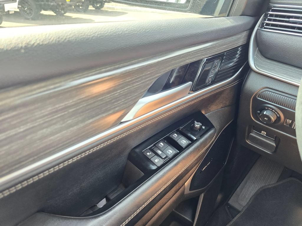 Used 2024 Jeep Wagoneer L Series II AWD/4WD image 29