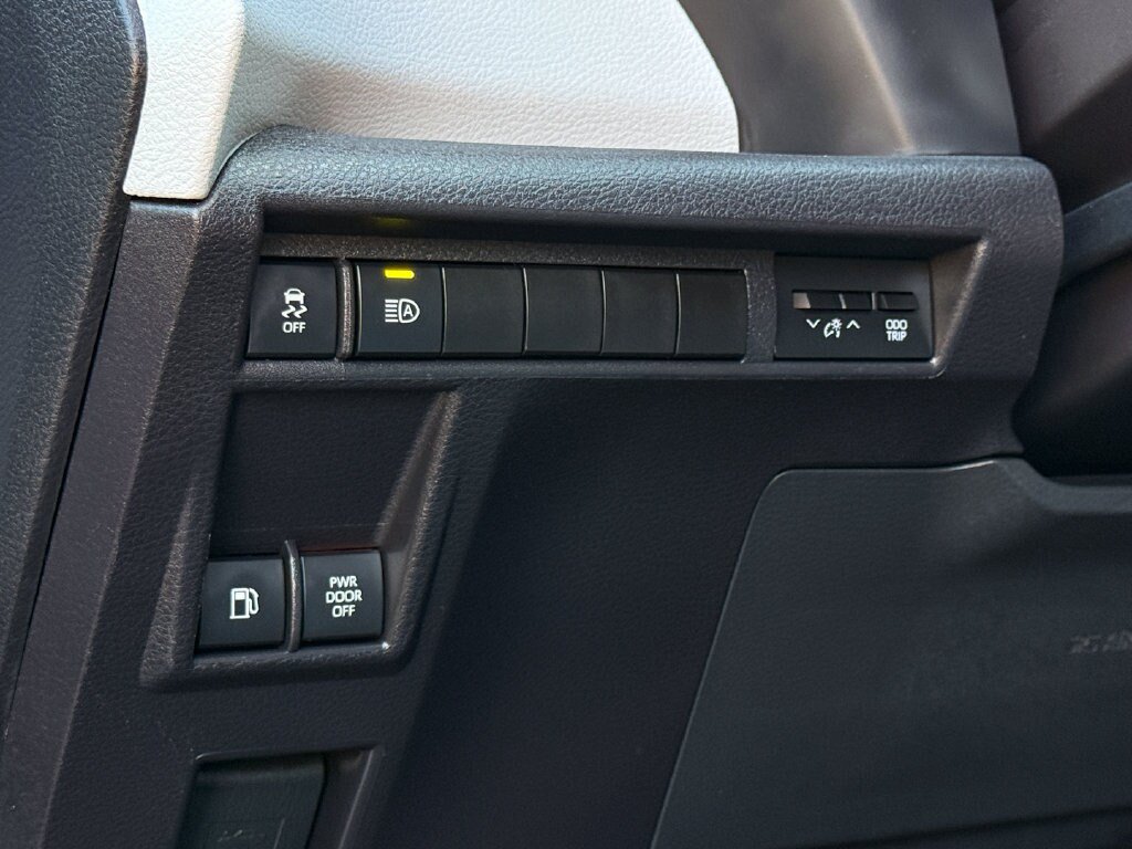 Used 2025 Toyota Sienna XLE FWD image 31
