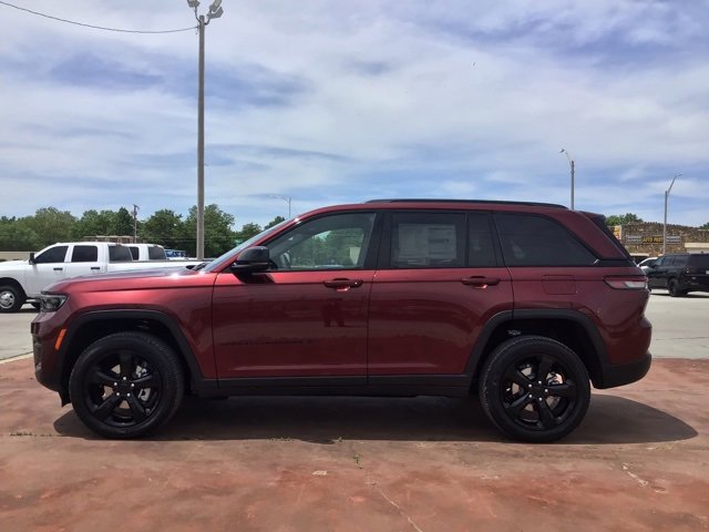 New 2025 Jeep Grand Cherokee Altitude image 2