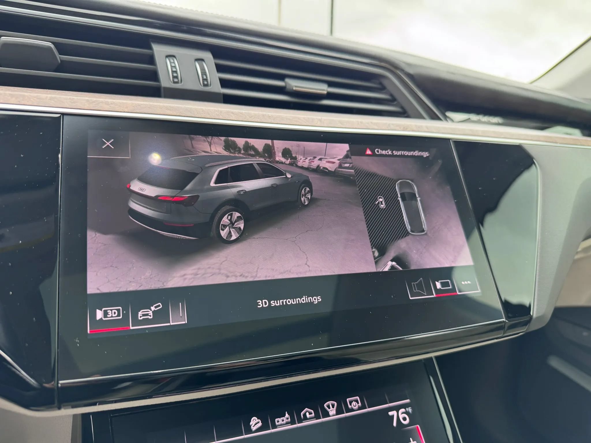 Used 2019 Audi e-tron Prestige w/ Prestige Package AWD/4WD image 21