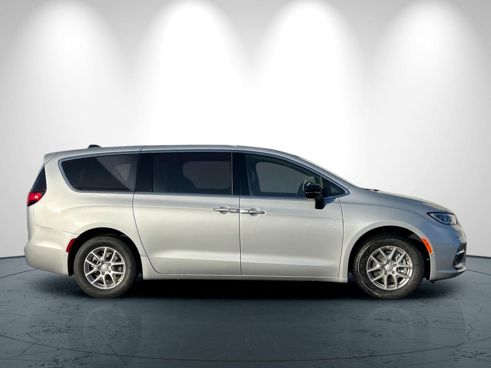 New 2026 Chrysler Pacifica Select image 3