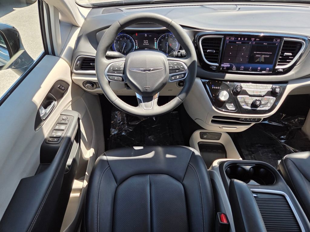 Used 2024 Chrysler Pacifica Touring-L image 22