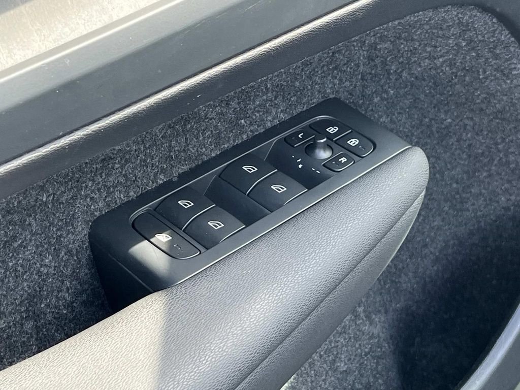 Used 2023 Volvo XC40 B5 Ultimate w/ Climate Package image 25