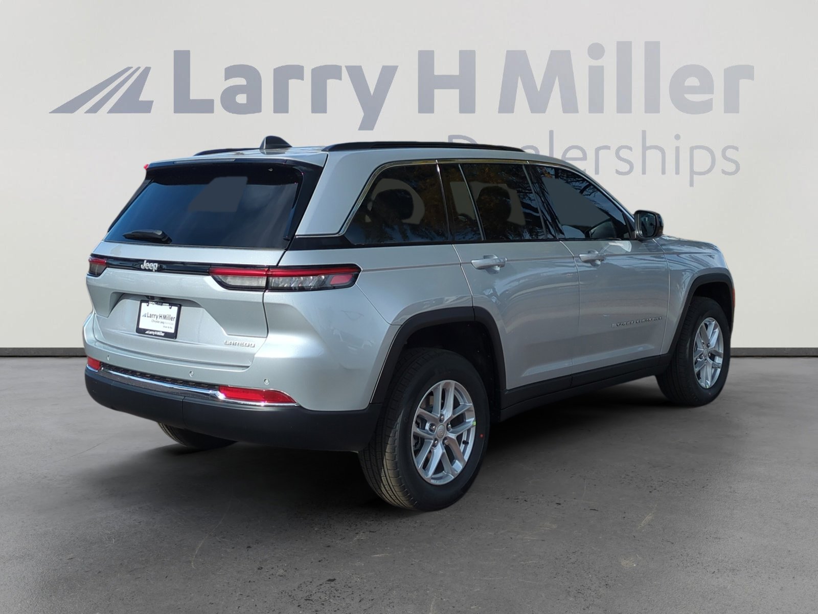 New 2026 Jeep Grand Cherokee Laredo image 5
