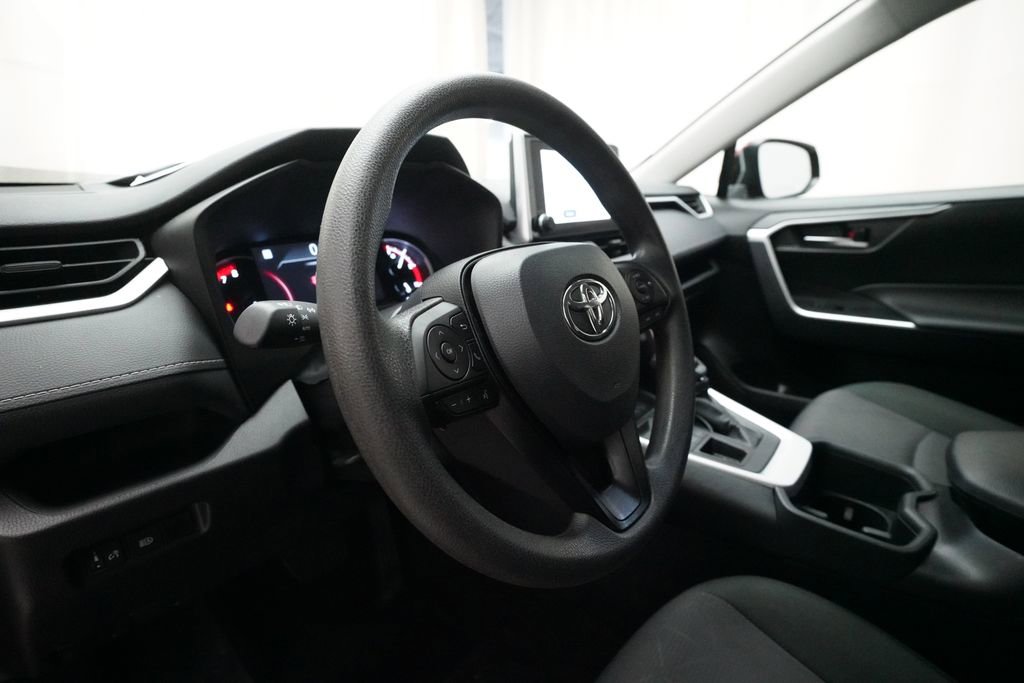 Used 2025 Toyota RAV4 XLE AWD/4WD image 8