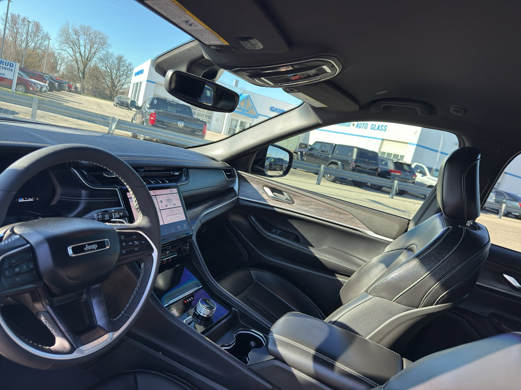 Used 2024 Jeep Grand Cherokee Limited w/ Black Appearance Package image 26