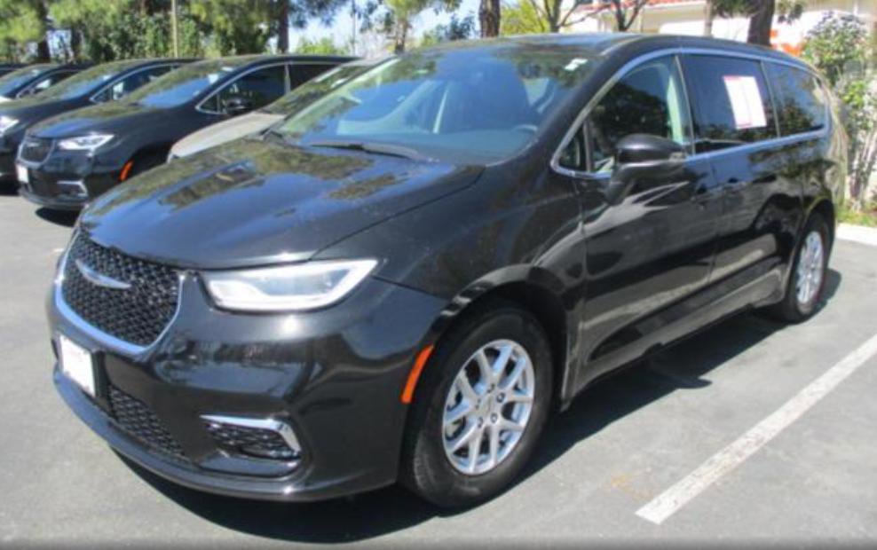 Used 2023 Chrysler Pacifica Touring-L FWD image 1