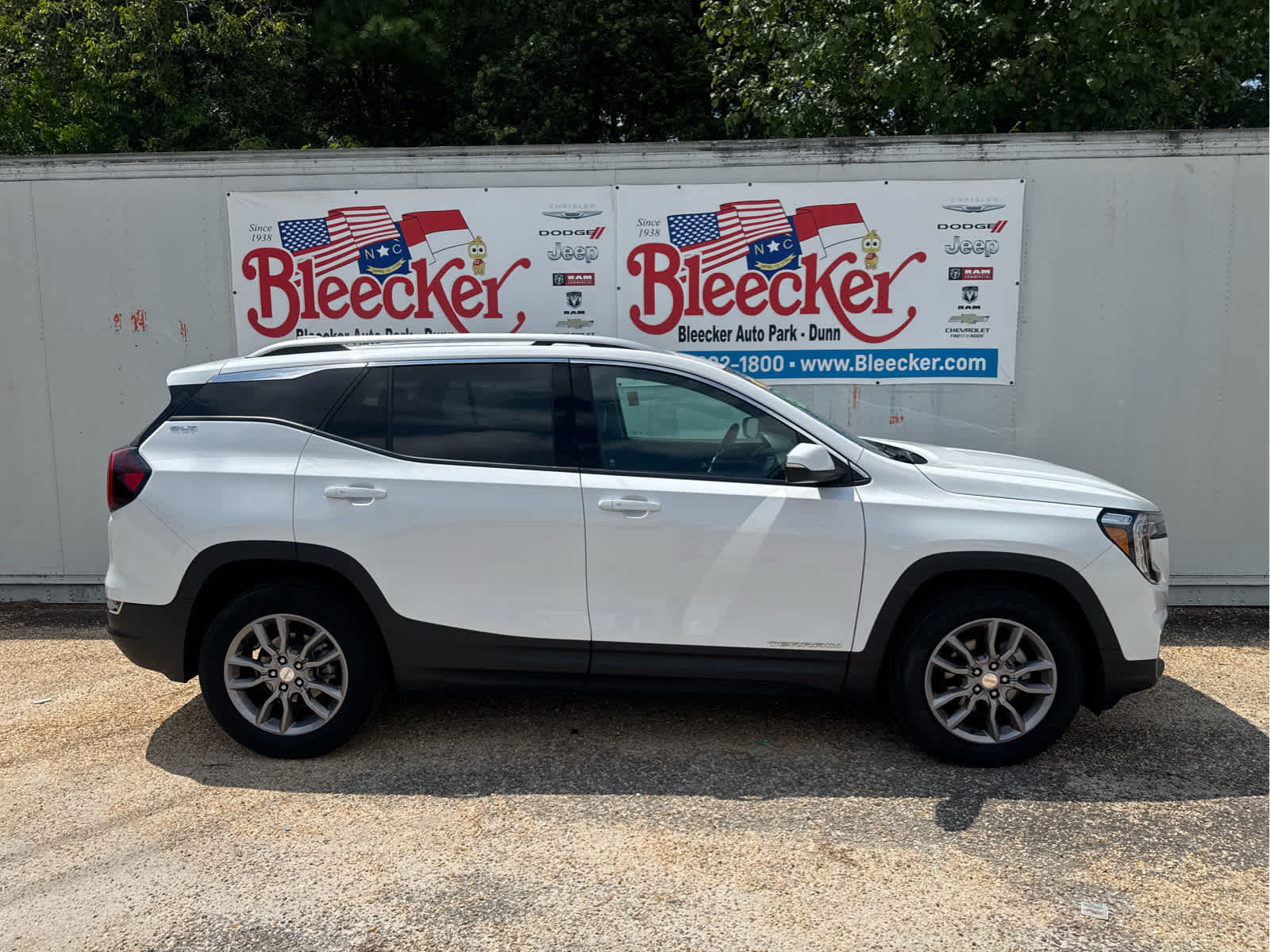 Used 2024 GMC Terrain SLT AWD/4WD image 2