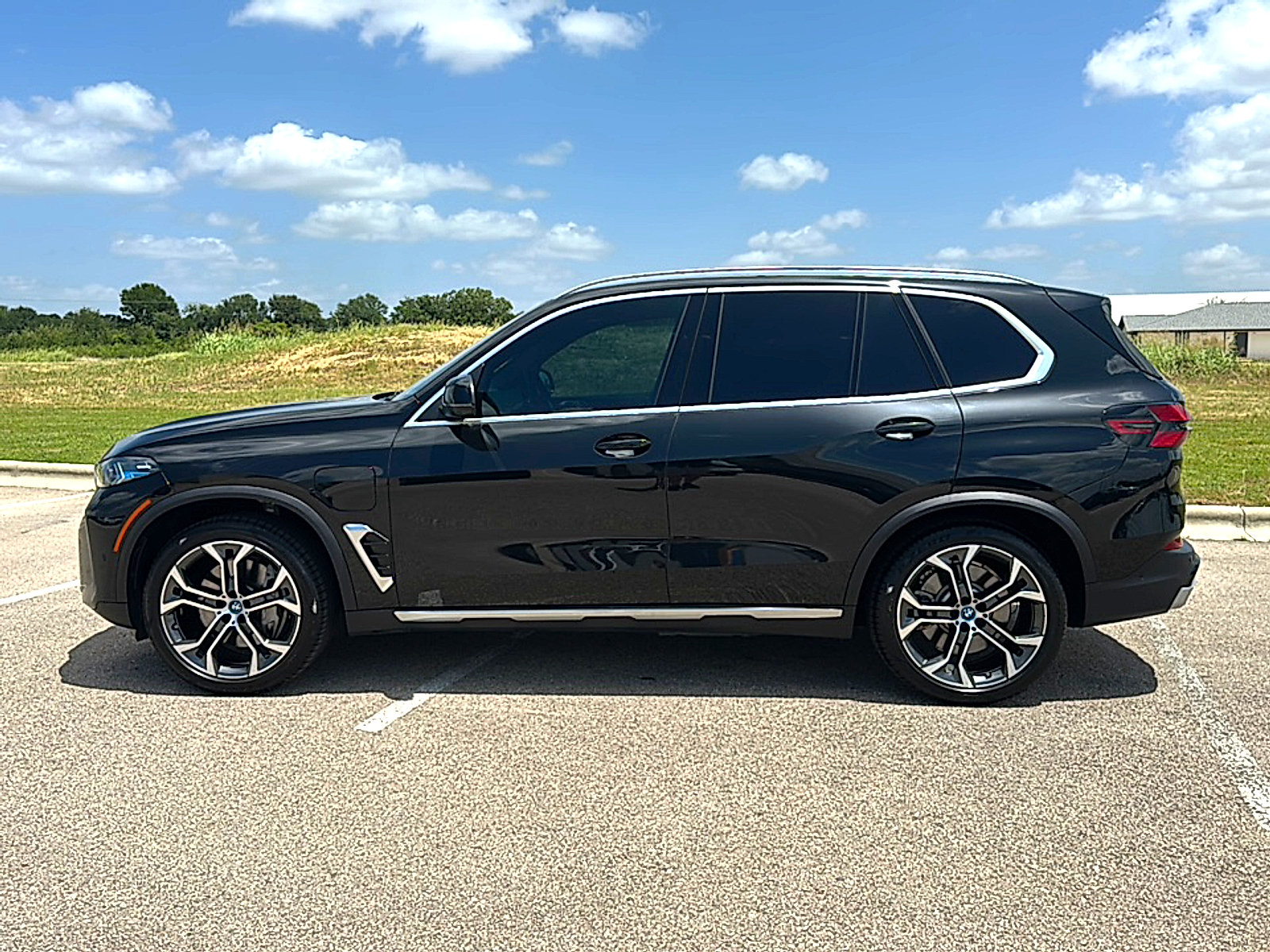 Certified 2025 BMW X5 xDrive50e w/ Premium Package AWD/4WD image 5