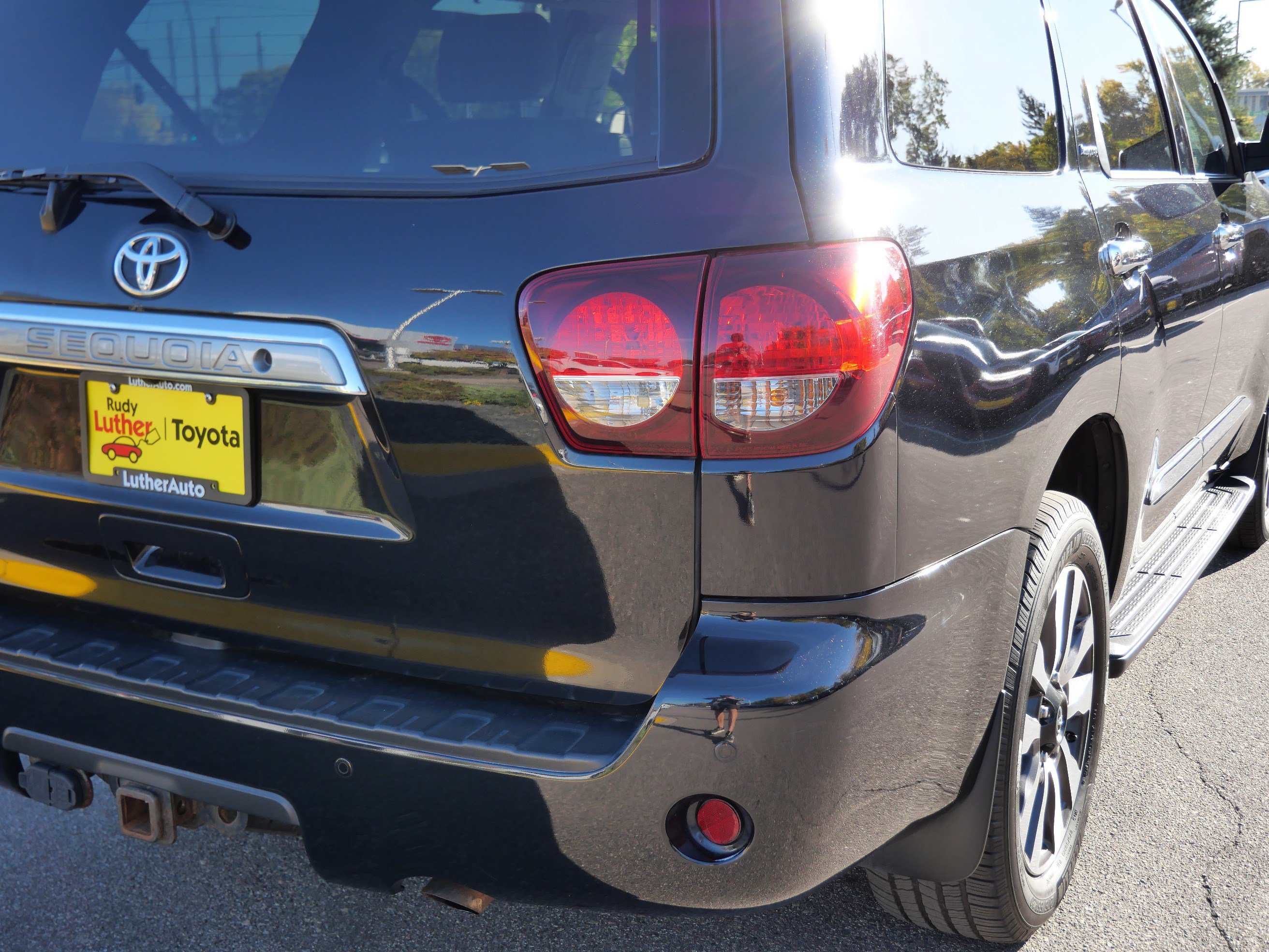 Certified 2019 Toyota Sequoia Limited w/ Safety & Convenience Package AWD/4WD image 17