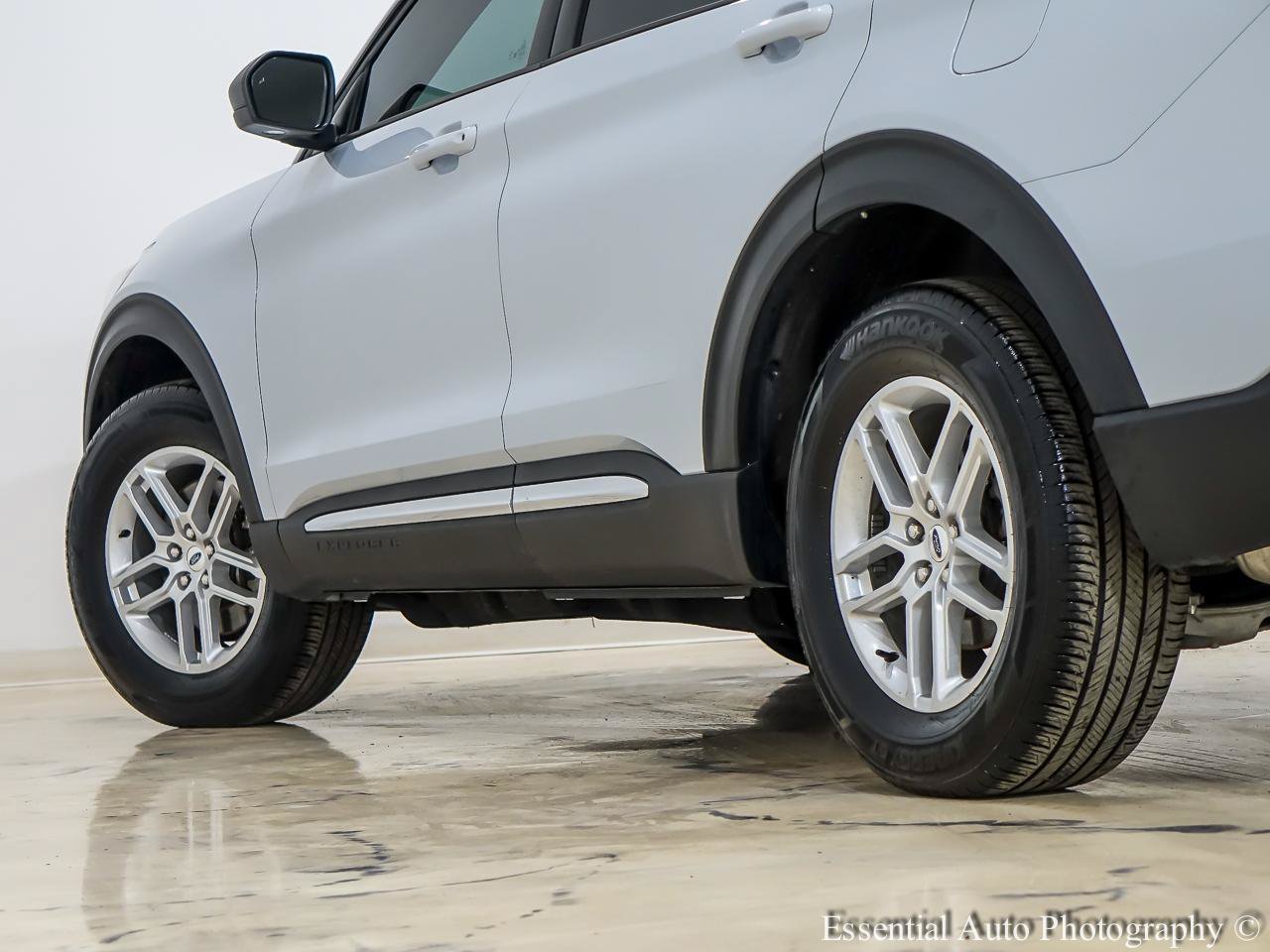Used 2025 Ford Explorer Active AWD/4WD image 11