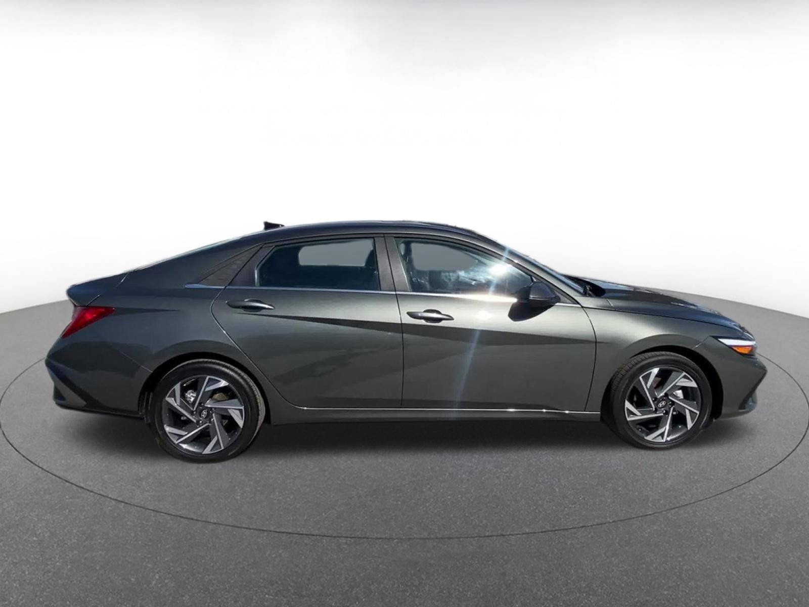 Used 2025 Hyundai Elantra Limited image 16