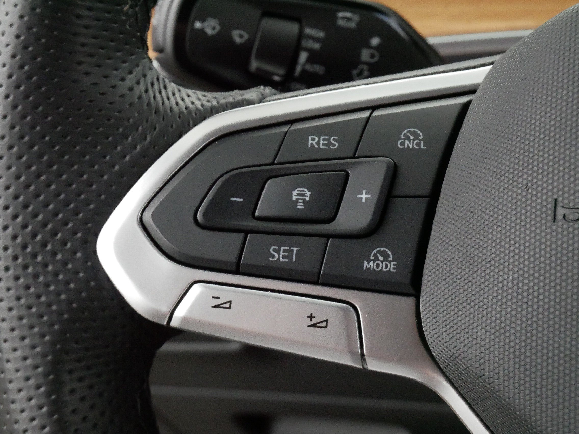 Certified 2025 Volkswagen Tiguan SEL R-Line AWD/4WD image 27