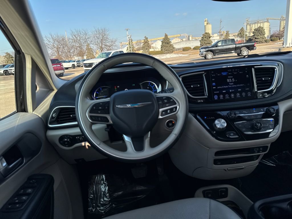 Used 2017 Chrysler Pacifica Platinum image 16