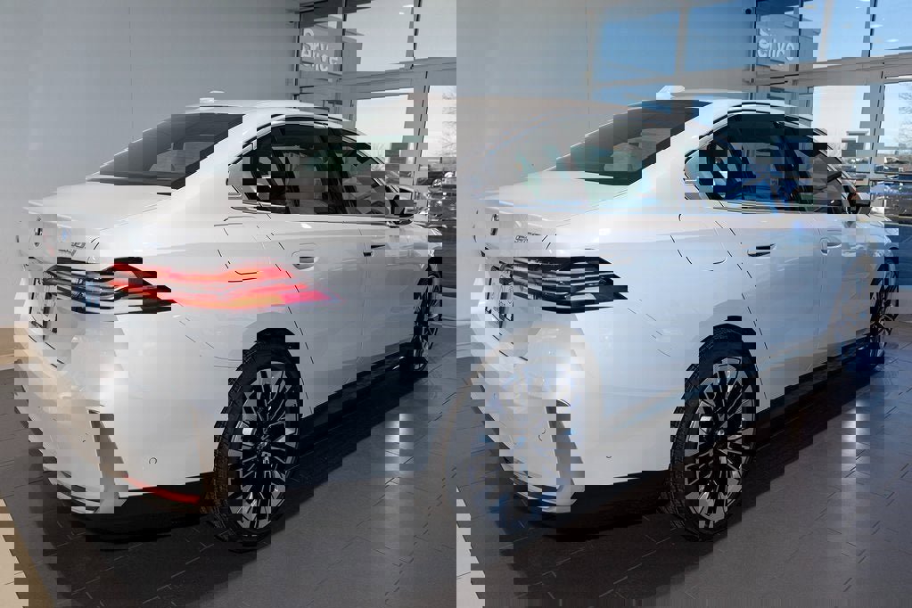 Used 2025 BMW 530i xDrive image 5