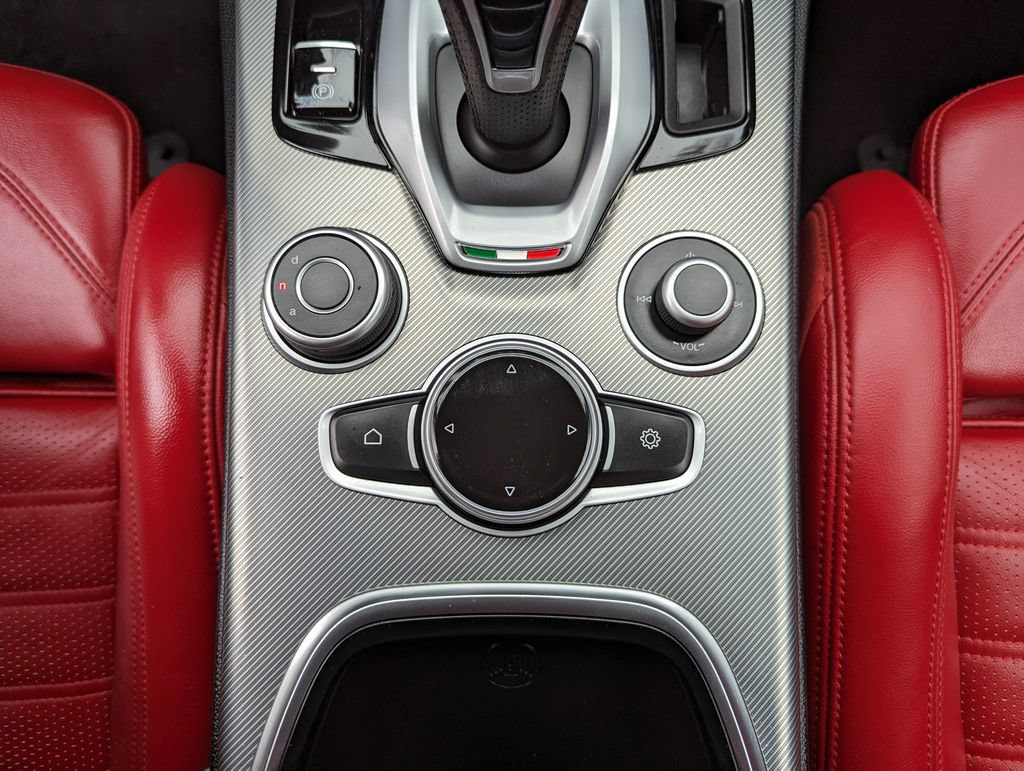 Used 2022 Alfa Romeo Stelvio Veloce AWD/4WD image 28