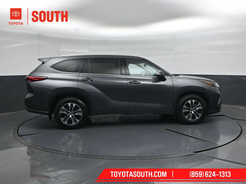 Used 2022 Toyota Highlander XLE AWD/4WD image 3