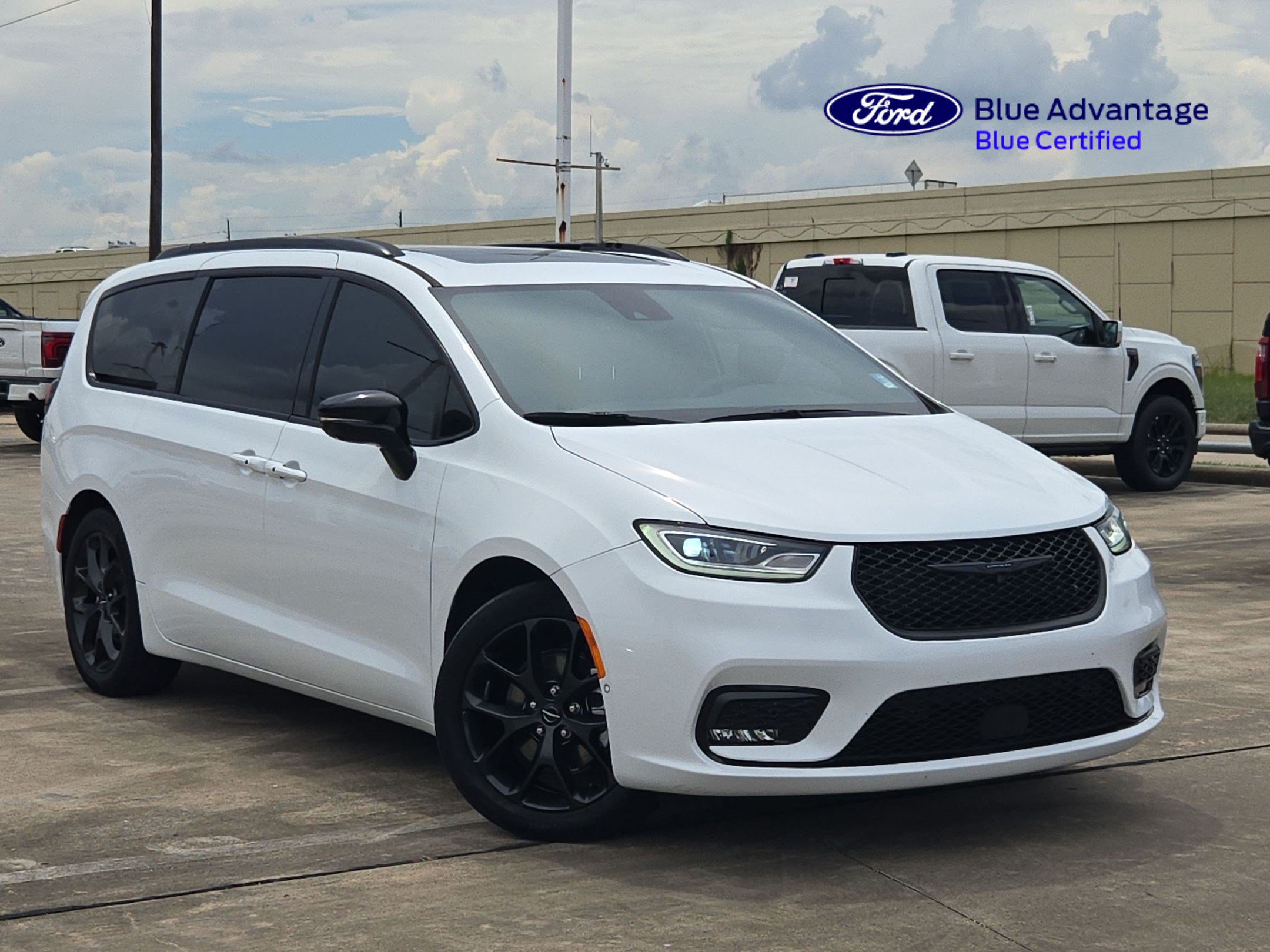 Used 2024 Chrysler Pacifica Limited w/ Uconnect Theater Family Group FWD image 1