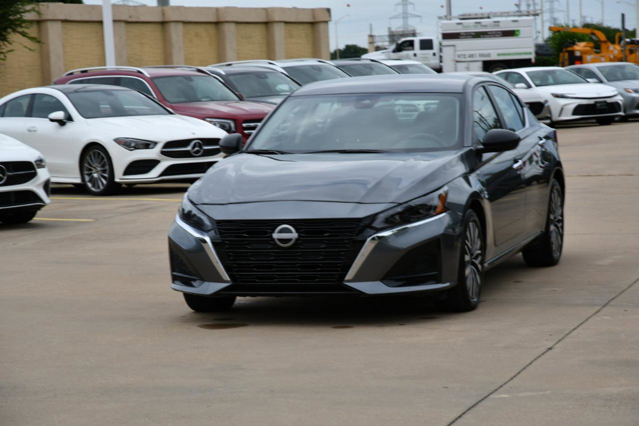 Used 2024 Nissan Altima 2.5 SV image 2