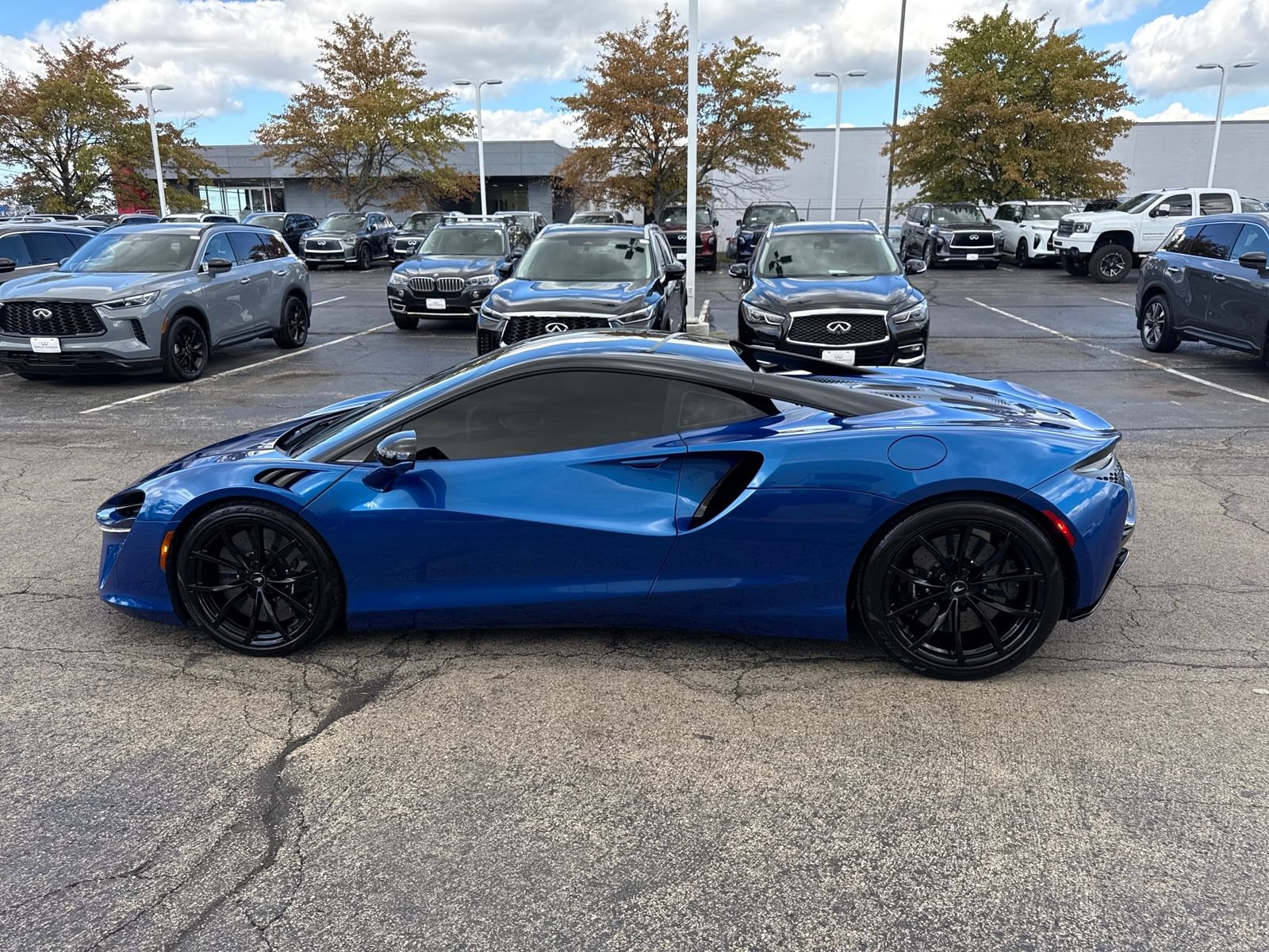 Used 2023 McLaren Artura RWD image 2