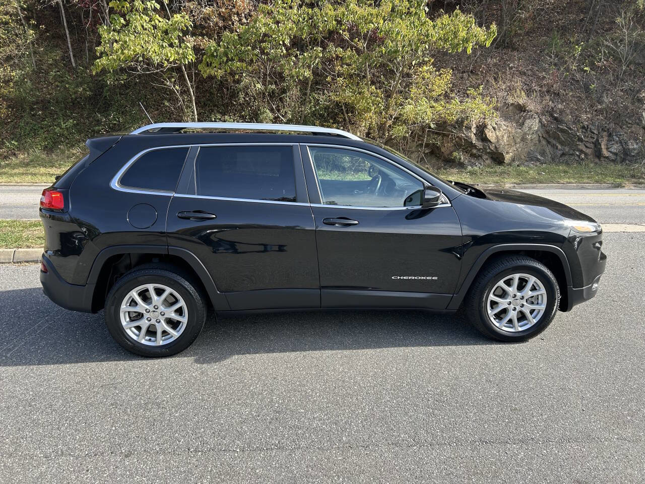 Used 2016 Jeep Cherokee Latitude image 9