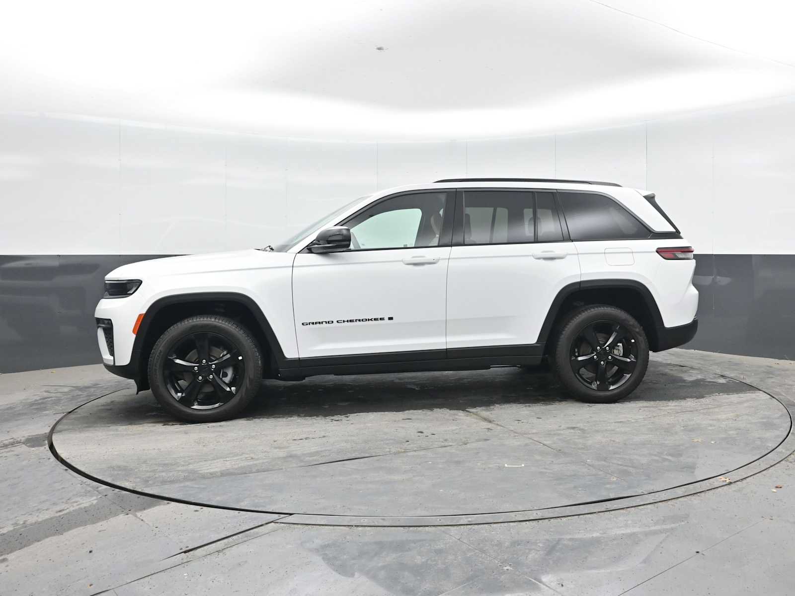 Used 2026 Jeep Grand Cherokee Limited w/ Limited Altitude Package AWD/4WD image 4