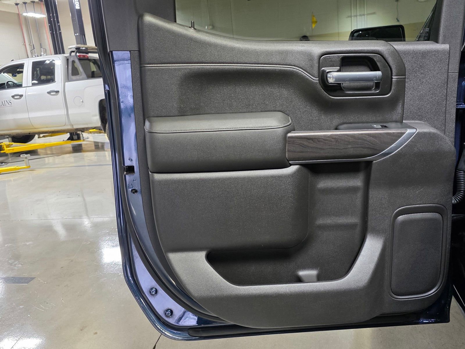 Used 2019 Chevrolet Silverado 1500 LTZ w/ LTZ Convenience Package AWD/4WD image 15