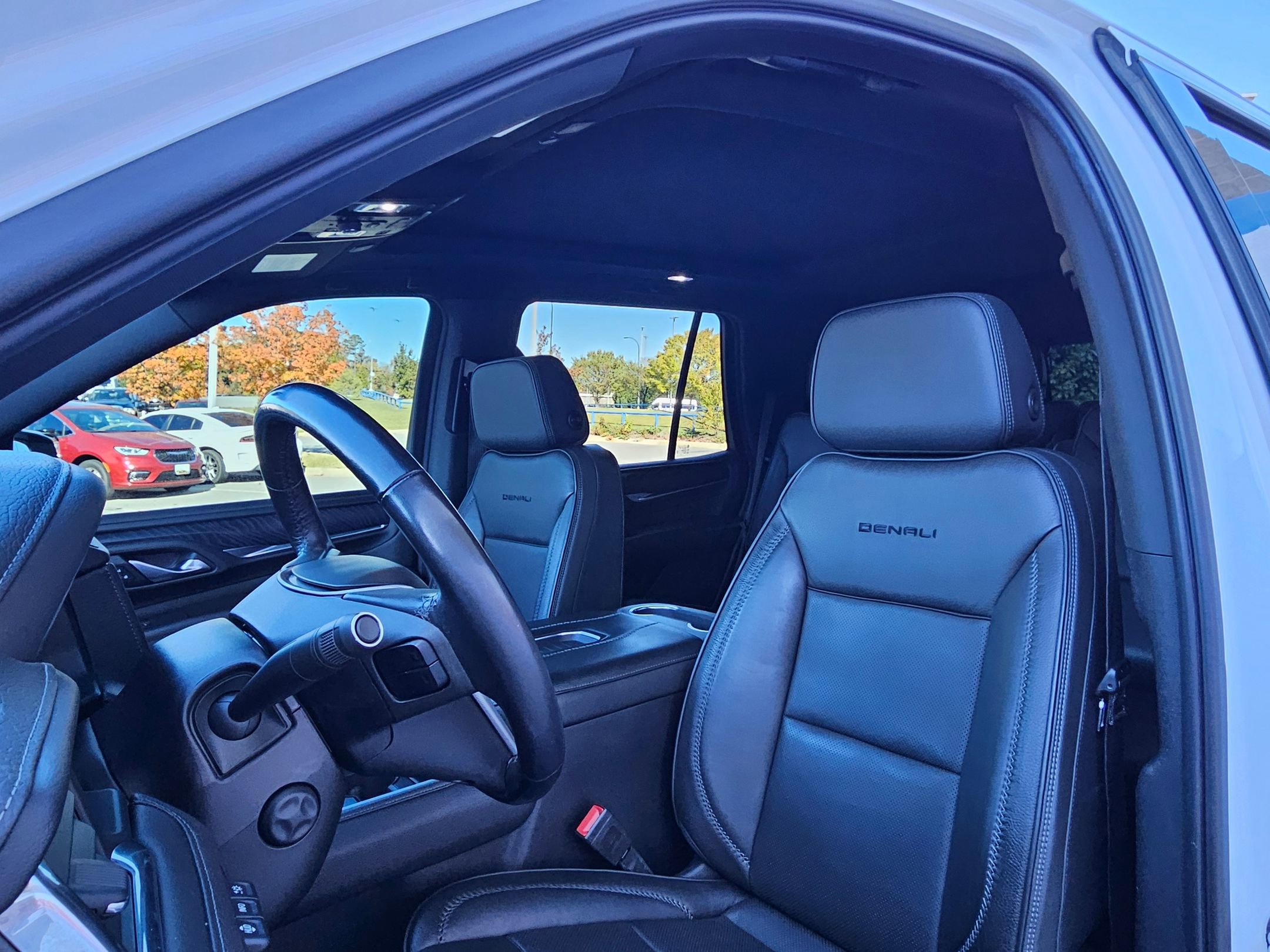 Used 2021 GMC Yukon Denali w/ Denali Premium Package image 21