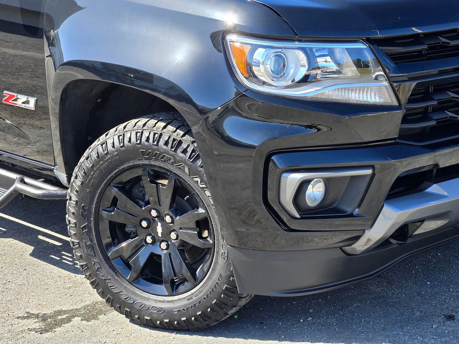 Used 2022 Chevrolet Colorado Z71 w/ Z71 Midnight Edition AWD/4WD image 9