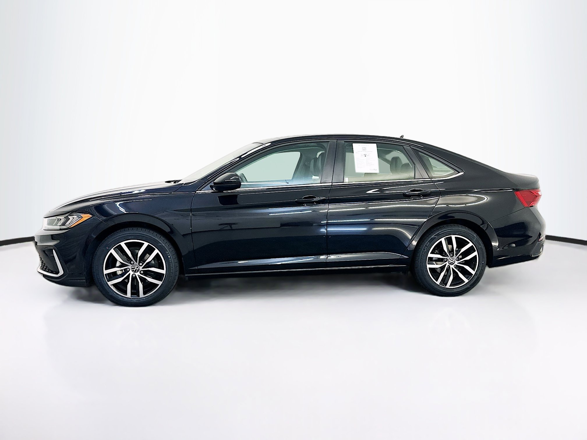 Used 2025 Volkswagen Jetta SE FWD image 4