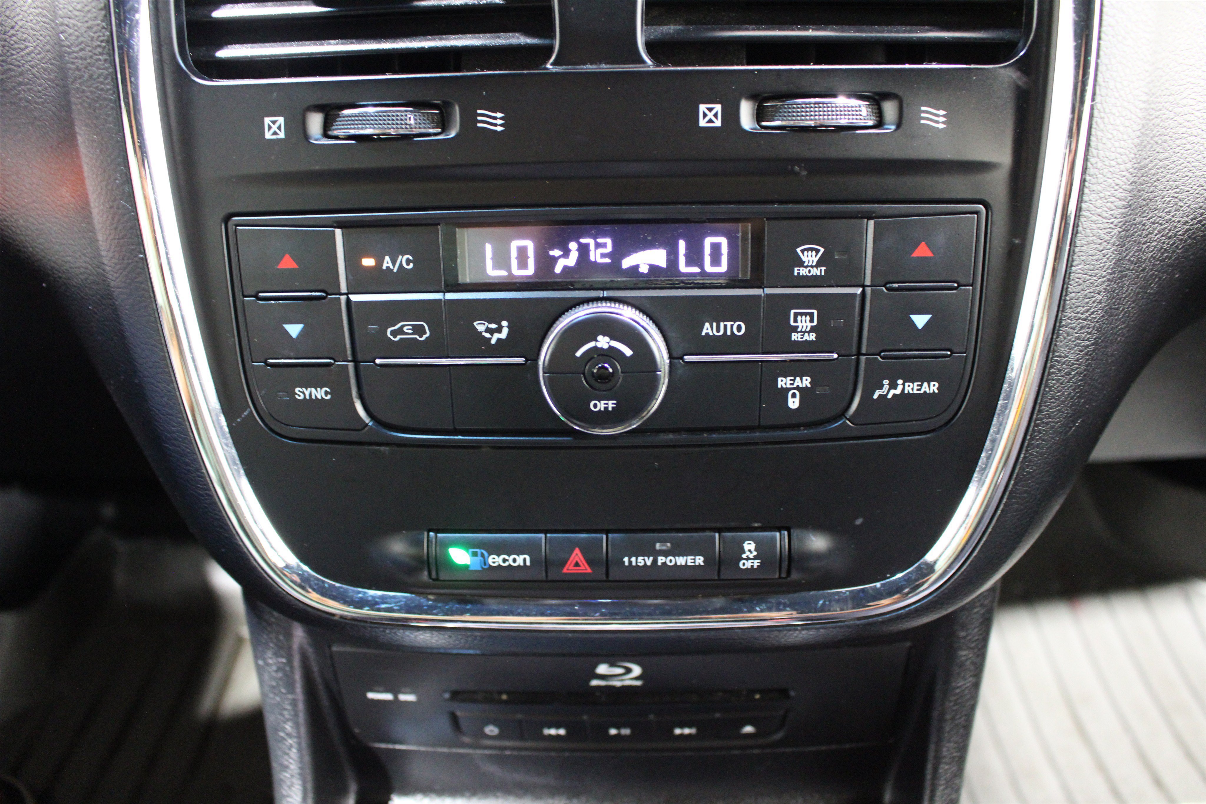 Used 2014 Chrysler Town & Country S FWD image 16