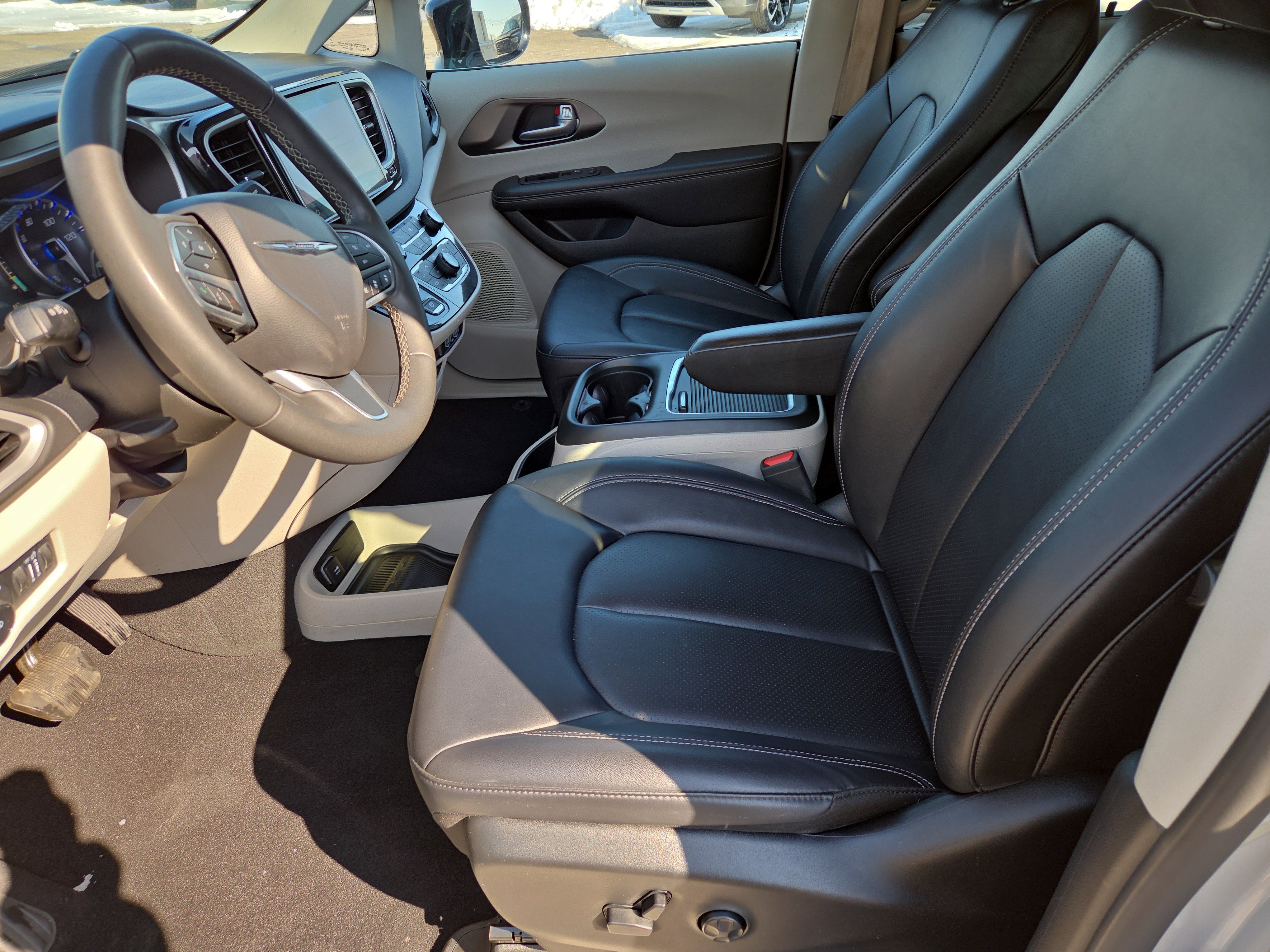 Used 2024 Chrysler Pacifica Touring-L image 6