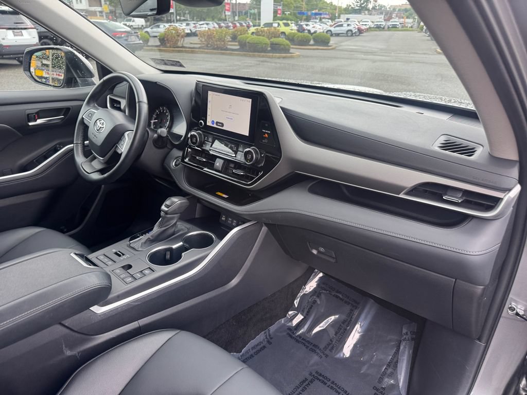 Used 2025 Toyota Highlander XLE AWD/4WD image 16