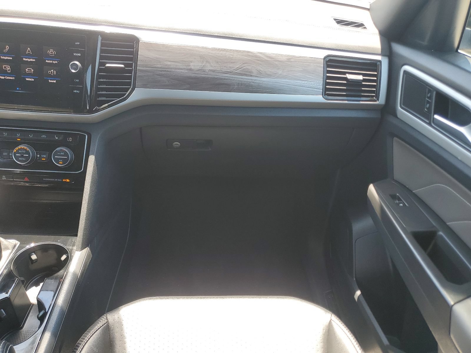 Used 2023 Volkswagen Atlas Cross Sport SE FWD image 23