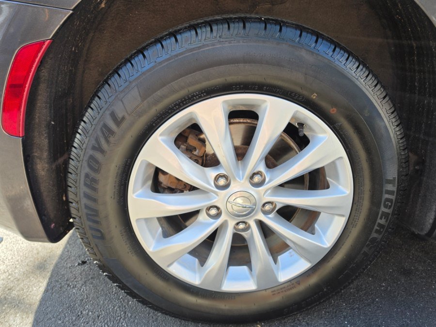 Used 2017 Chrysler Pacifica Touring-L FWD image 11