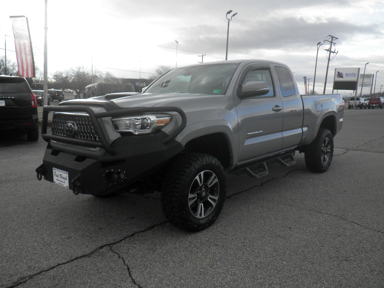 Used 2018 Toyota Tacoma TRD Sport image 3