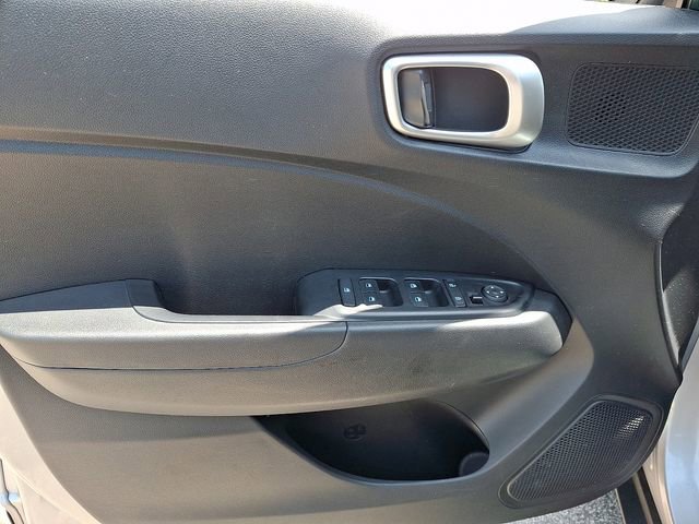 Used 2025 Hyundai Venue SEL FWD image 14
