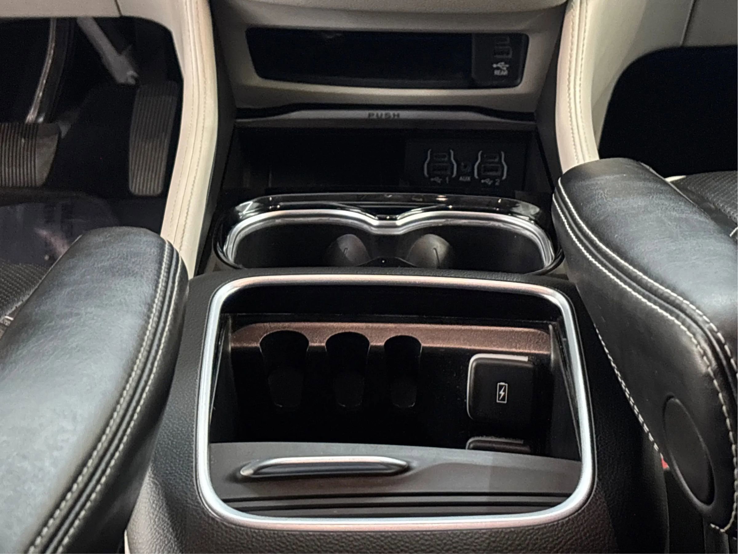 Used 2022 Chrysler Pacifica Limited w/ Uconnect Theater Family Group FWD image 22