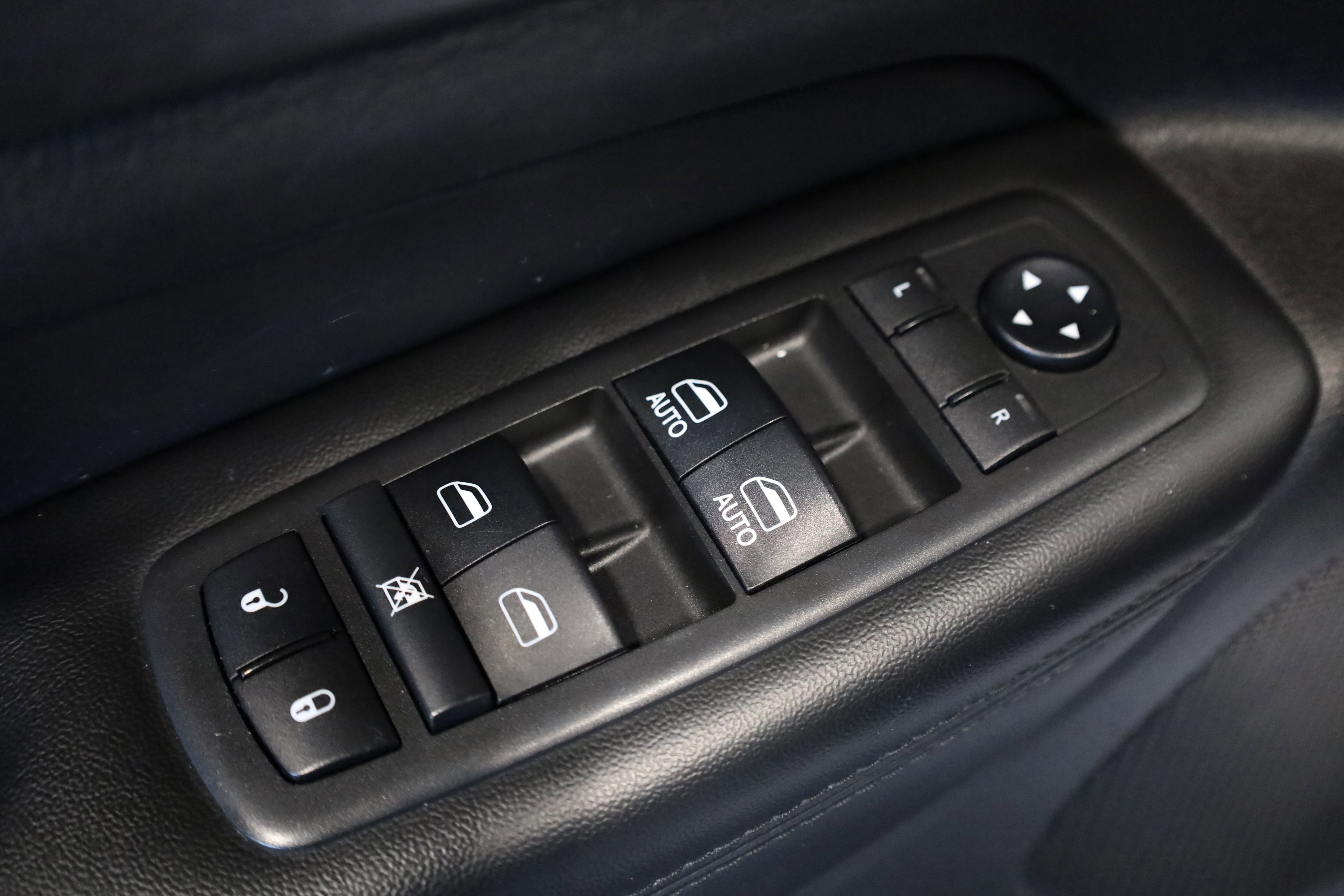 Used 2018 Jeep Grand Cherokee Altitude image 15